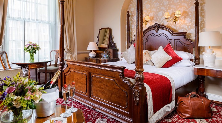 Our four poster bedrooms offer you a luxurious stay. 