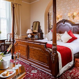 Our four poster bedrooms offer you a luxurious stay. 