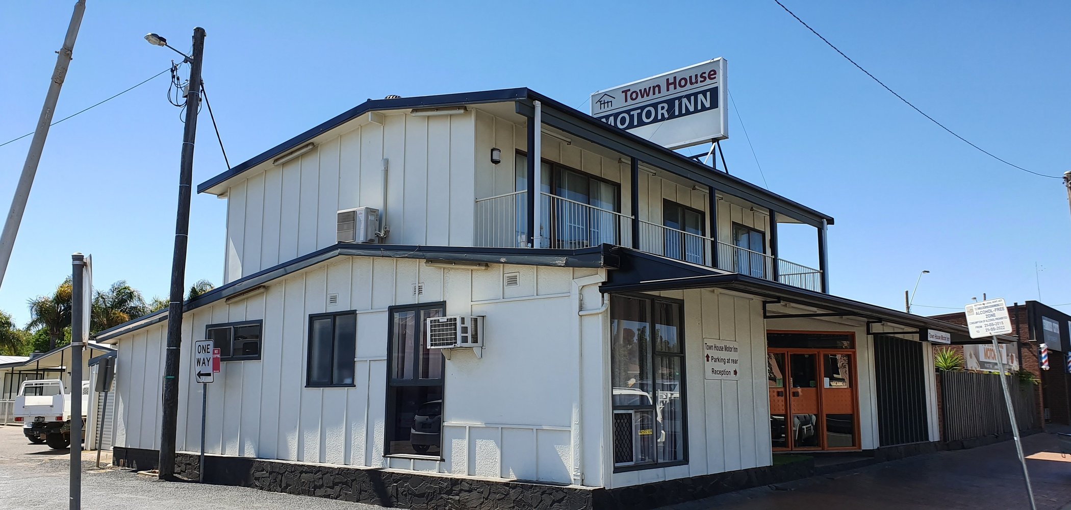 Town House Motor Inn image