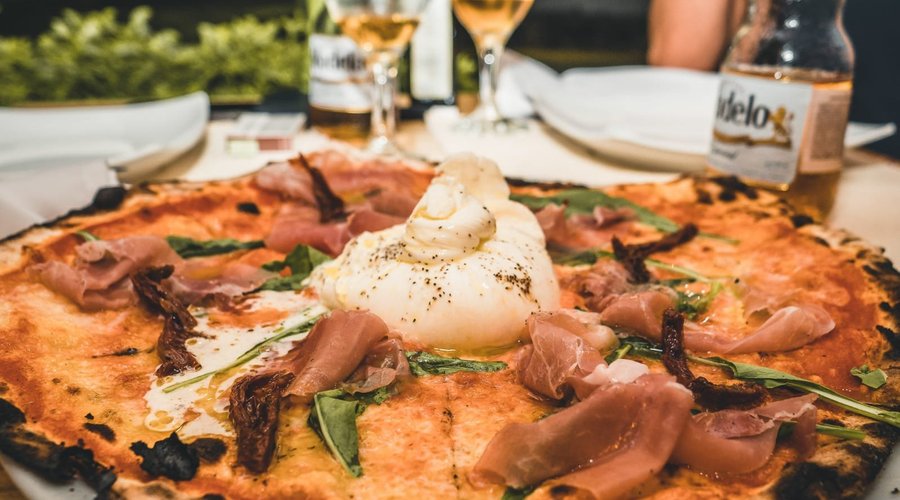 Pizza cucinata al forno a legna 