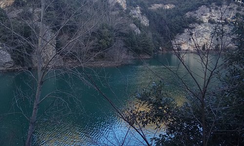 Abruzzo - Montorio al Vomano. Le acque del fiume ,all' uscita del bacino della centrale idroelettrica ,riprendono il loro corso  fino al mare.