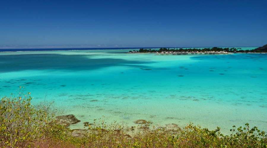 Pohled na pláž Matira z kopce mota Private Island