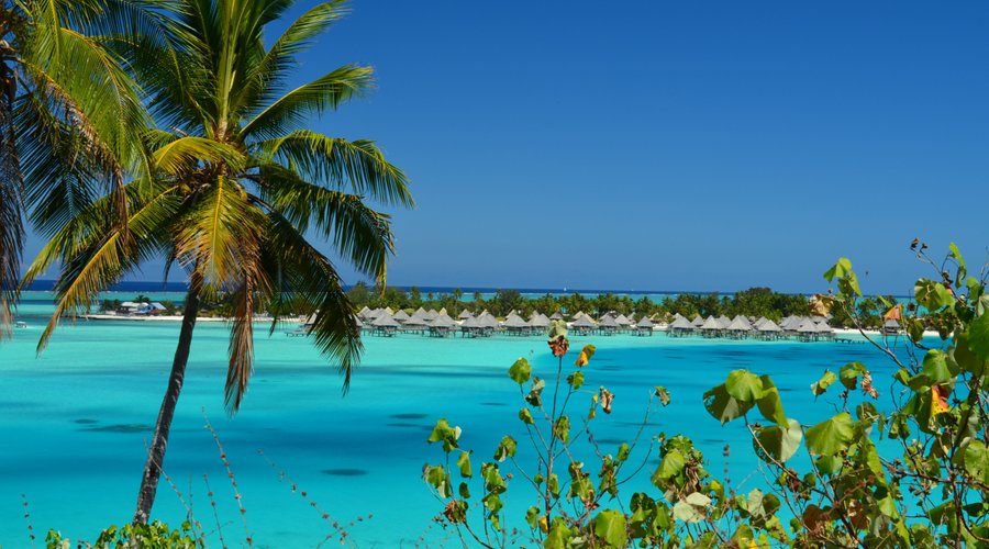 Pohled na pláž Matira z vrcholku kopce motu Private Island