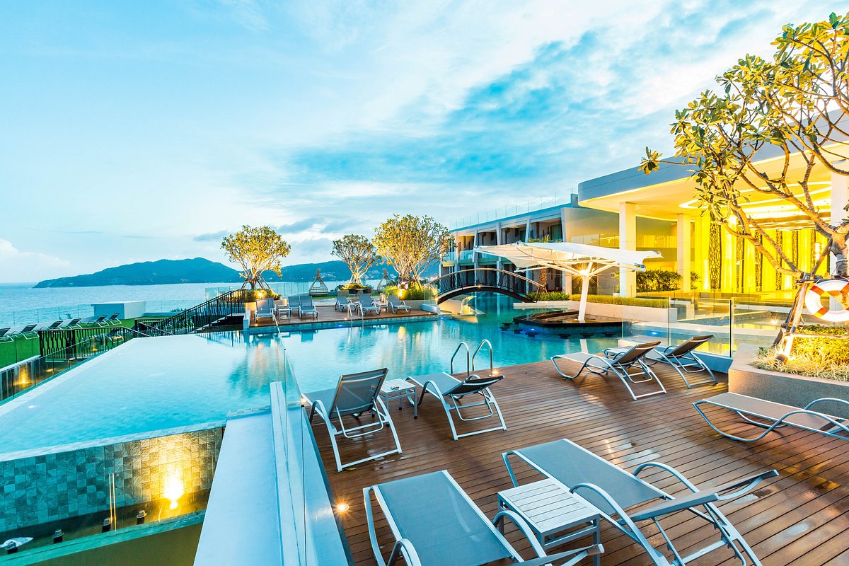 ‪Crest Resort &amp; Pool Villas‬، فندق في باتونج