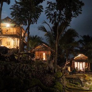 Berada di puncak dengan fasilitas yang mengesankan, ini semua akan membuat pengalaman yang luar biasa, dan berbagai tempat wisata terdekat untuk berkegiatan extreme seperti surfing, off-road, bersepeda dan lain sebagainya, semua itu akan memanjakan bagi orang yang senang ber explorasi dan ber petualang, saya yakin pengalaman ini tiadak akan terlupakan, dengan menempuh waktu 30 menit berbagai arah anda akan di manjakan dengan pantai madasari dan pantai batukaras