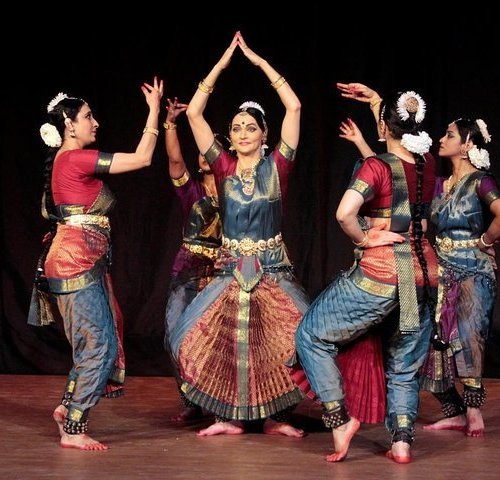 ANANYA: 6th October 2012: Bharatanatyam - Saroja Vaidyanathan's group  (Delhi) | Bharatanatyam poses, Dance poses, Dance studio decor