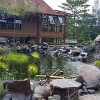 Kolam diluar restoran