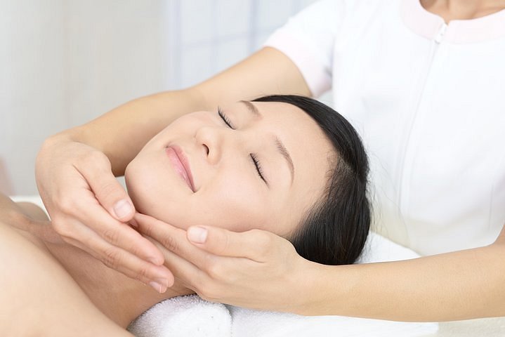 Massaggio liftante viso - Stop a rughe - Prenota ora