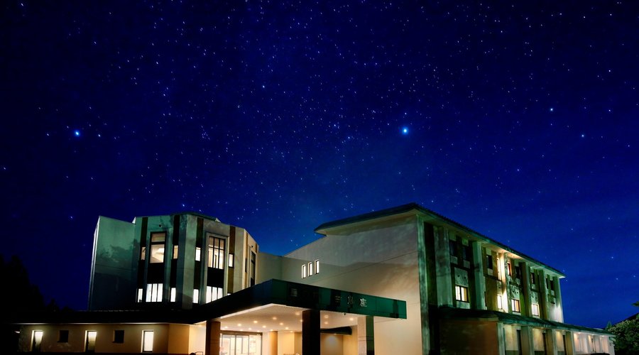星空とホテル外観…