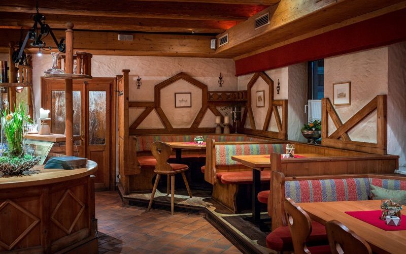 Beim Eintreten ziehen der alten Holzboden und die hölzerne Decke sofort jede Aufmerksamkeit auf sich und vermittelt ein uriges und edles Gefühl zugleich. Die großen Tische, Sessel und Eckbänke – welche zum gemütlichen Beisammensein einladen – erinnern an frühere Zeiten.