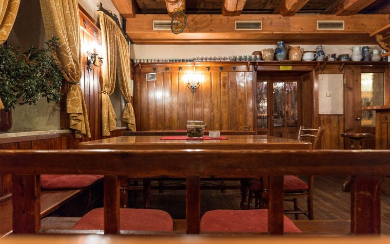 Beim Eintreten ziehen der alten Holzboden und die hölzerne Decke sofort jede Aufmerksamkeit auf sich und vermittelt ein uriges und edles Gefühl zugleich. Die großen Tische, Sessel und Eckbänke – welche zum gemütlichen Beisammensein einladen – erinnern an frühere Zeiten.