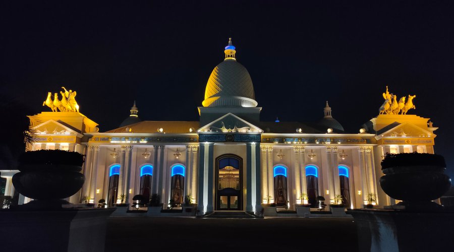 The exceptional night view of The Grand Palace, one of central India's largest banquet spaces & certainly the most royal of them all.
