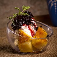 Postre de la casa...
Piña al grill, sorbete de vainilla y nuestra mermelada de rosa de Jamaica, es el postre indicado para cerrar con broche de oro.