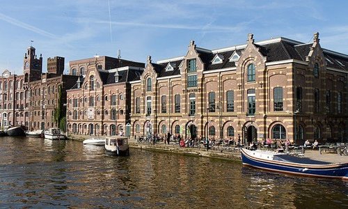 During the 2 hour tour you can see the historical windmill and houses of the Zaanse Schans and the historical warehouses as well.