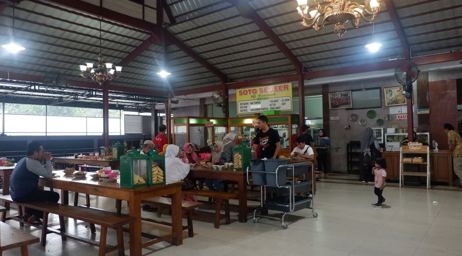 (Eng) Intrior and resturant atmosphare  (Idn) Interior dan suasana tempat makan