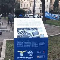 I nuovi leggii in piazza della libertà con i testi di LazioWiki