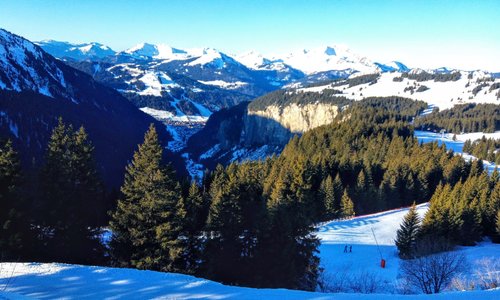 Vista di Morzine in fondo alla valle.