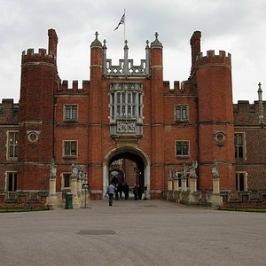Cost of visit to Hampton Court gardens goes from free to as much as £29, Access to green space