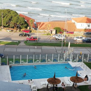 Vista desde el piso 4to. Parque, pileta y playa.