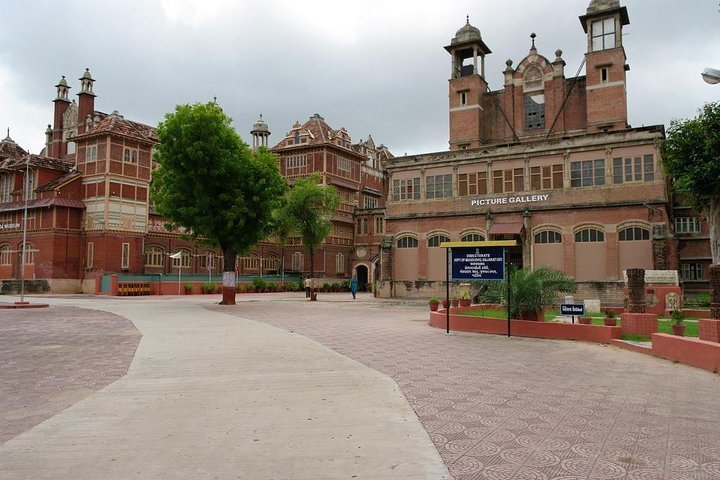 Discover the Hidden Gems of Vadodara with Expert Tour Guides