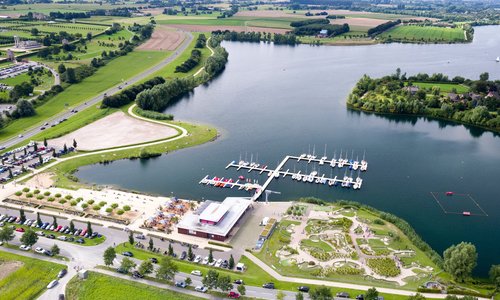 Luftaufnahme des Hafens Xanten mit dem Restaurant Plaza del Mar, angrenzenden 'Xantener Südsee' und Freizeitangeboten