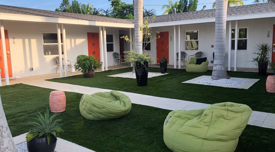 Courtyard area at Captiva 2