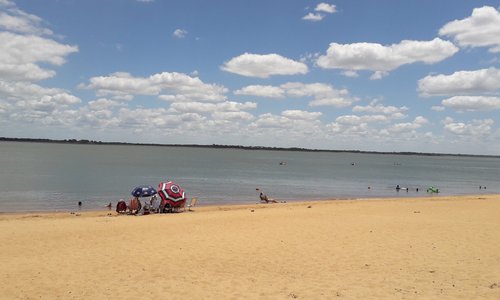 Hermosas playas de Paso de la Patria. El río Paraná estaba bajo, trandquilo y el agua clara. Los peces se te acercan, te sentis en un acuario.
