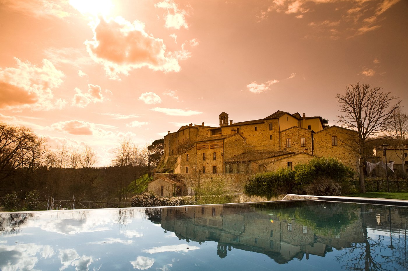 Piscine avec la vue sur le chateau de Monastero