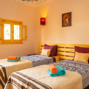 Alle Zimmer verfügen über 2 Einzelbetten. Diese können zusammengeschoben werden. Somit sind alle Zimmer als Einzelzimmer, 2-Bett oder Doppelbettzimmer nutzbar.
