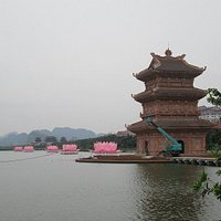 建築中の三重塔