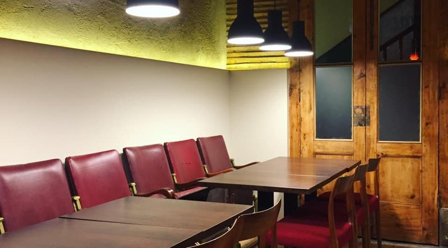 A nossa sala principal onde pode experimentar os nossos pratos de taberna moderna
