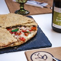 Questo straordinario prodotto ha delle origini antichissime ed una grande storia alle spalle, pensa che il termine deriva da “pizzòlu”, una grossa pietra piatta ovoidale che rappresentava la concezione greca della ciclicità della vita. Costa degli Angeli è la prima pizzoleria in Italia specializzata nei pizzoli a tripla cottura con le 5 spezie dei monti iblei, questo per te vuol dire morbidezza dentro e croccantezza fuori.