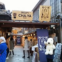 店の前(奥が入り口)