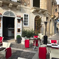 On the little square of San Katald, Rabat, we offer a pure quality experience.