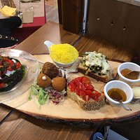 questo è un tagliere vegetariano dove potete trovare una melanzana alla parmigiana rivisitata con due bruschette, formaggi, miele, marmellata di cipolle (produzione propria), 2 mozzarelline fritte, una polpettina di melanzane e una mimosa salata (con uova,patate, pomodoro e maionese)