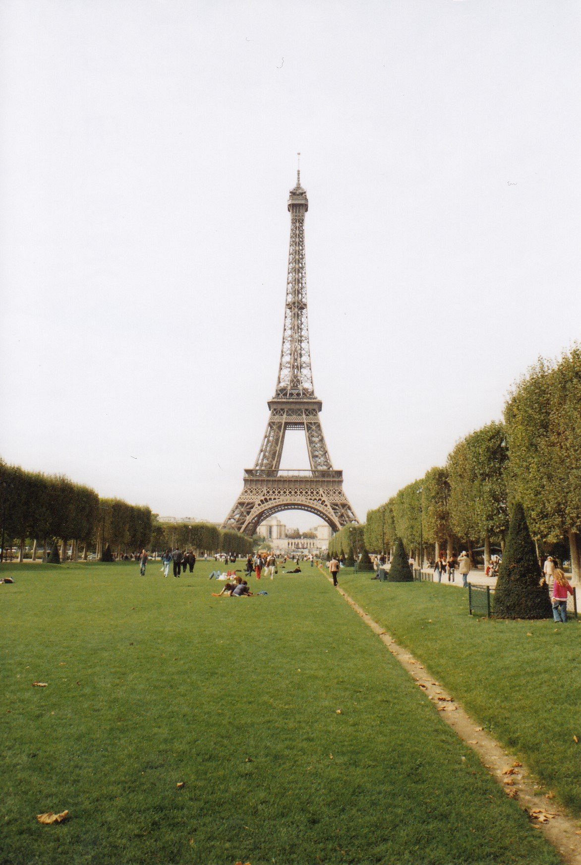 Tháp Eiffel: Tháp Eiffel - một trong những biểu tượng nổi tiếng nhất của Paris và thế giới. Hãy xem hình ảnh liên quan để tìm hiểu về lịch sử và kiến trúc đặc sắc của tháp Eiffel và đắm mình trong vẻ đẹp lộng lẫy của nó.