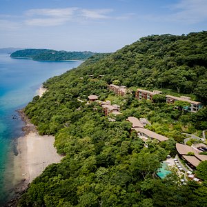 Hillside location with breathtaking views of Culebra Bay immersed in the lush tropical forest. 