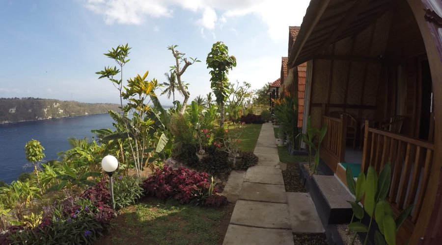 Boasting a garden and a terrace, Sakti Ocean View Bungalows provides accommodation in Nusa Penida with free WiFi and sea views. Set 7 km from Broken Beach, the property offers a bar and free private parking.