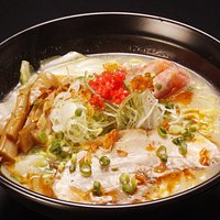 えびしお790円
*えびしおチャーシュー 1,000円
たくさんのお客様からのリクエストにより、堂々のメニュー入りをしました。
牡丹海老のだしと豚骨スープの黄金比でだしの旨味を最大限に活かした一杯です。