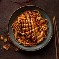 Corral Chicken Yaki Udon
Yaki Udon salteados con setas shiitake, zanahoria, calabacín, brotes de soja y pechuga de pollo de corral rebozada con Corn Flakes® crujientes y salsa yakisoba