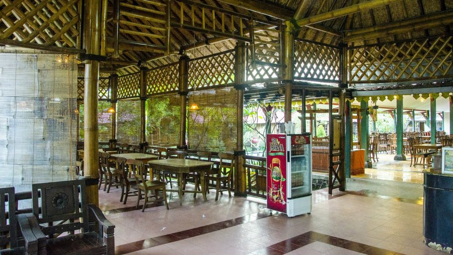 Ruang Makan Ulam Sari tengah