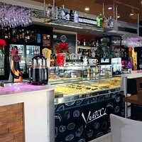 Un rincón privilegiado Junto al ayuntamiento de Dos Hermanas para disfrutar casi de cualquier cosa que te apetezca. Café ecológico, pasteles, copas y comidas caseras.