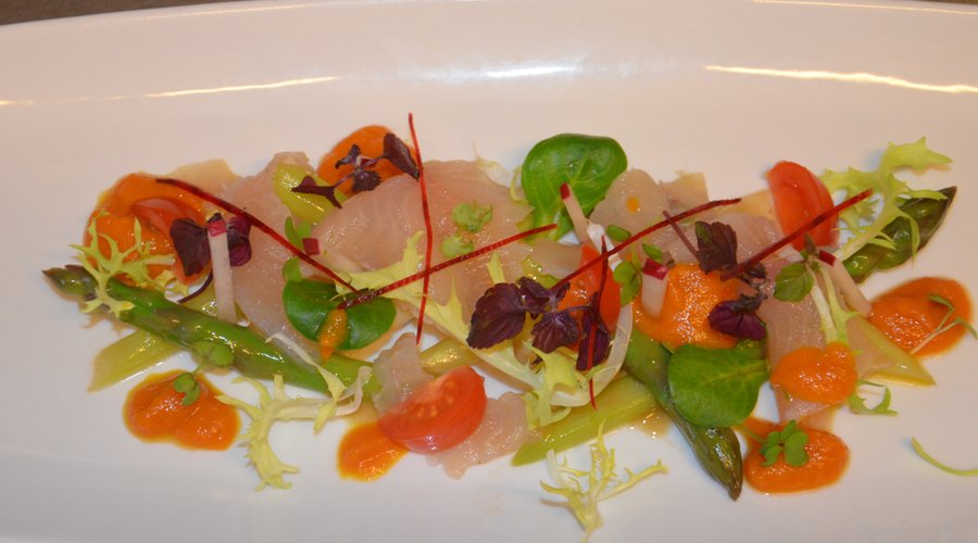 Gebeiztes Wolfgangsee-Forellenfilet mit mariniertem Spargel und Karotten-Vinaigrette