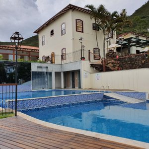 Visão geral do prédio principal e piscina.