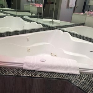 DIVYA SUTRA Riviera Plaza and Conference Centre Calgary Airport, hotel in Calgary