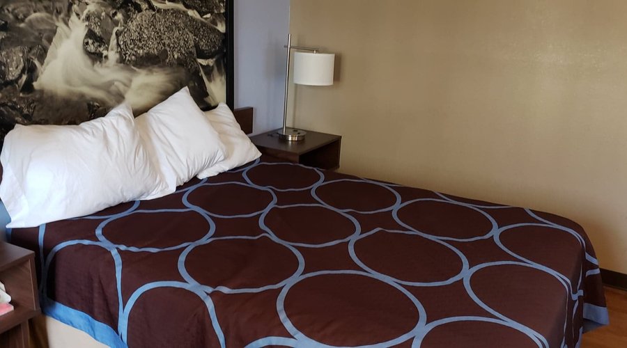 Queen bed room