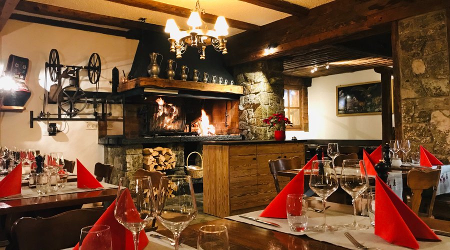 La nouvelle équipe des Chamois aura le plaisir de vous accueillir dès le 6 décembre pour partager un merveilleux moment dans ce chaleureux restaurant au cadre typique et montagnard.

Lieu incontournable où le fromage, la viande au feu de cheminée ainsi que les produits de la région seront à l’honneur.

Nos propositions du chef, nos plats du jour et nos menus élaborés à votre convenance seront également égayer vos papilles !
