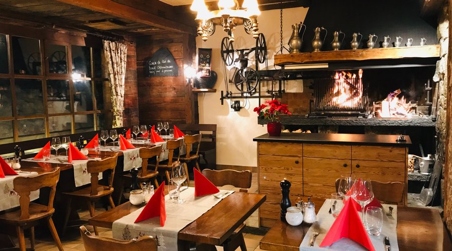La nouvelle équipe des Chamois aura le plaisir de vous accueillir dès le 6 décembre pour partager un merveilleux moment dans ce chaleureux restaurant au cadre typique et montagnard.

Lieu incontournable où le fromage, la viande au feu de cheminée ainsi que les produits de la région seront à l’honneur.

Nos propositions du chef, nos plats du jour et nos menus élaborés à votre convenance seront également égayer vos papilles !