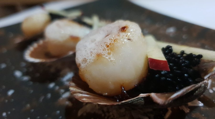 vieras con falso caviar y espuma de limon