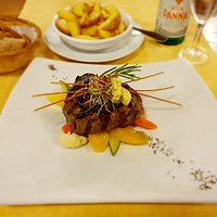 Il filetto di cavallo con cafè de Paris, verdurine saltate e patate country